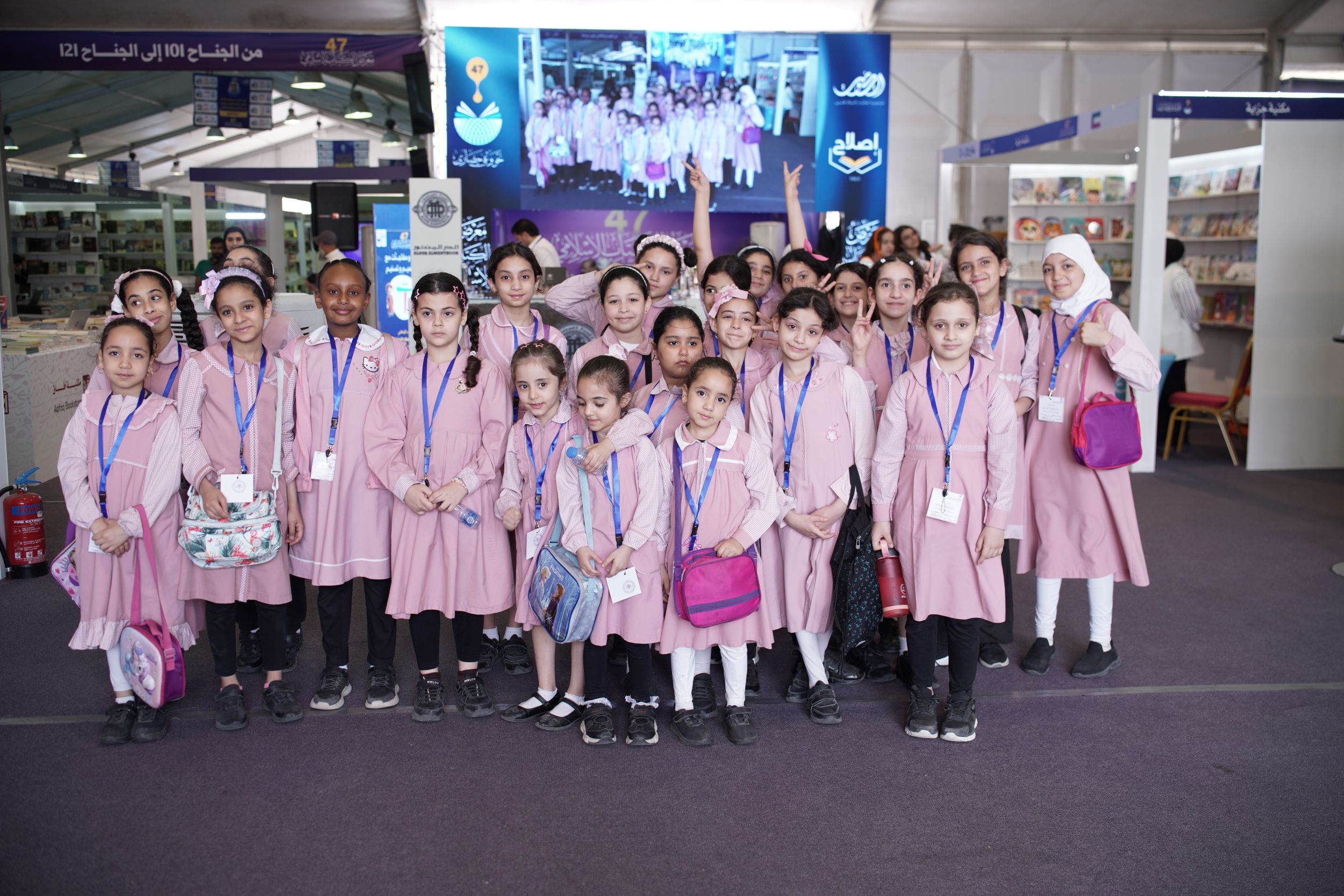 حضور طلابي كثيف ومشاركة فاعلة في اليوم التاسع لمعرض الكتاب الإسلامي