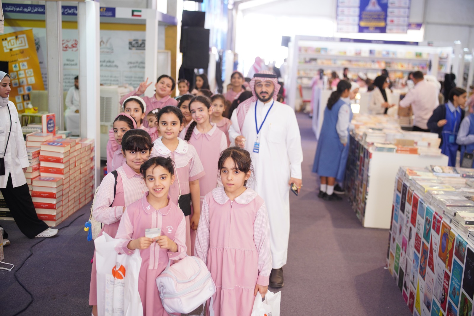 في اليوم الحادي عشر.. حضور طلابي يُزيِّن أروقة معرض الكتاب الإسلامي